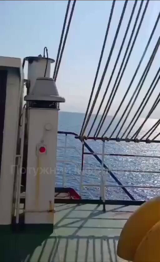 Un drone ukrainien à longue portée et à ailes delta est passé à quelques mètres d'un cargo sec turc dans…