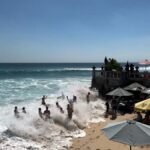 Une puissante vague de baskets a frappé une plage de Bali, prenant les visiteurs au dépourvu et les…