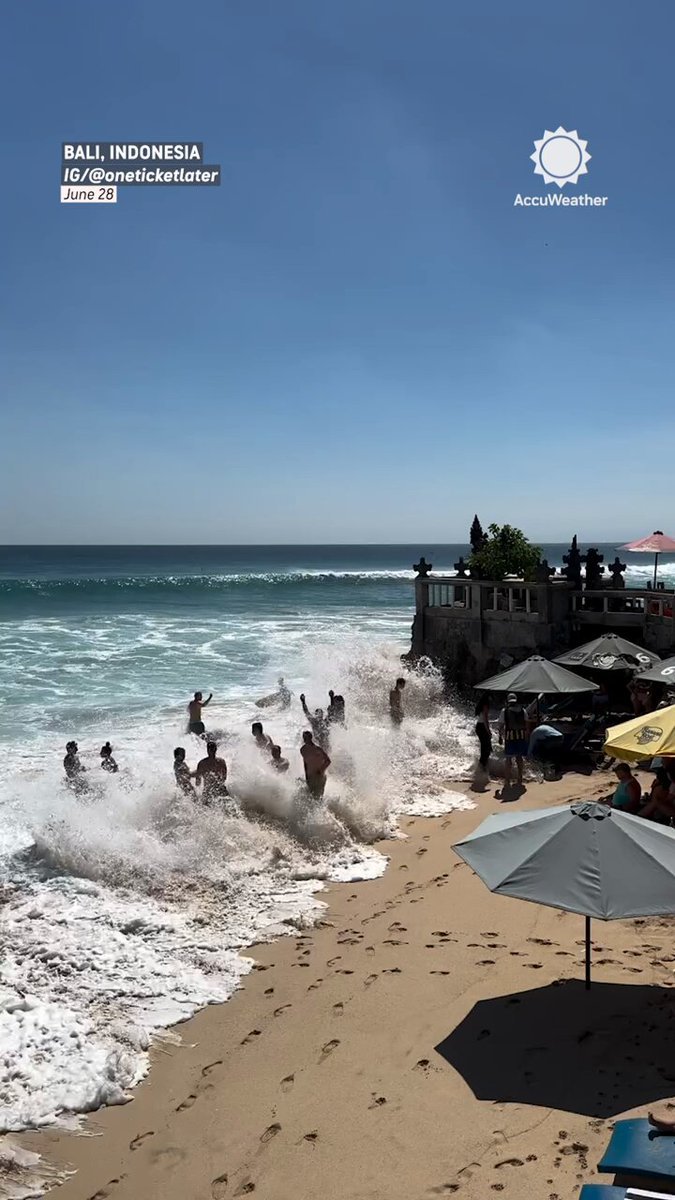 Une puissante vague de baskets a frappé une plage de Bali, prenant les visiteurs au dépourvu et les…