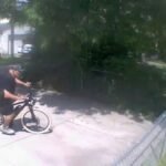 😂 Un suspect a perdu son pantalon après avoir écrasé son vélo contre une clôture alors qu'il fuyait la…