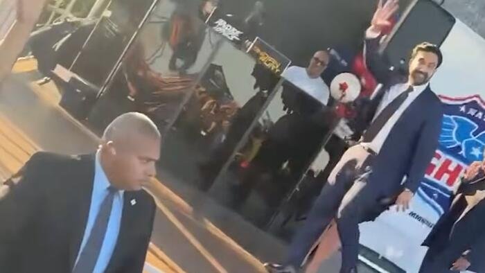 Regardez : Mamdani hué hors de la scène lors d’un événement pro-police alors que la réaction du 11 septembre se développe