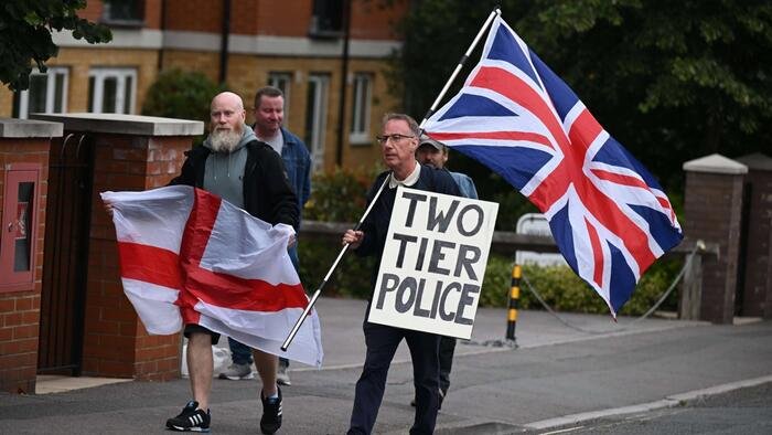 Une unité de police britannique signale plus de 100 publications sur les réseaux sociaux pour arrestation au milieu des réactions négatives en matière d'immigration