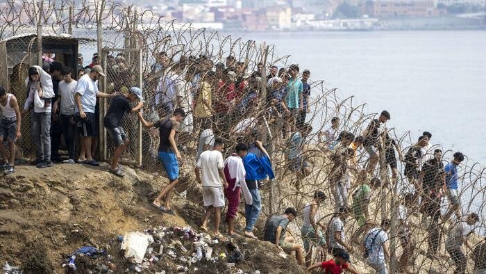 Les migrants de Ceuta atteignent l'Espagne continentale malgré les refus du gouvernement ; Rapport