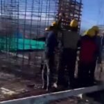 Des ouvriers du bâtiment colombiens prient Dieu alors qu'ils se tiennent au dernier étage d'un immeuble en…