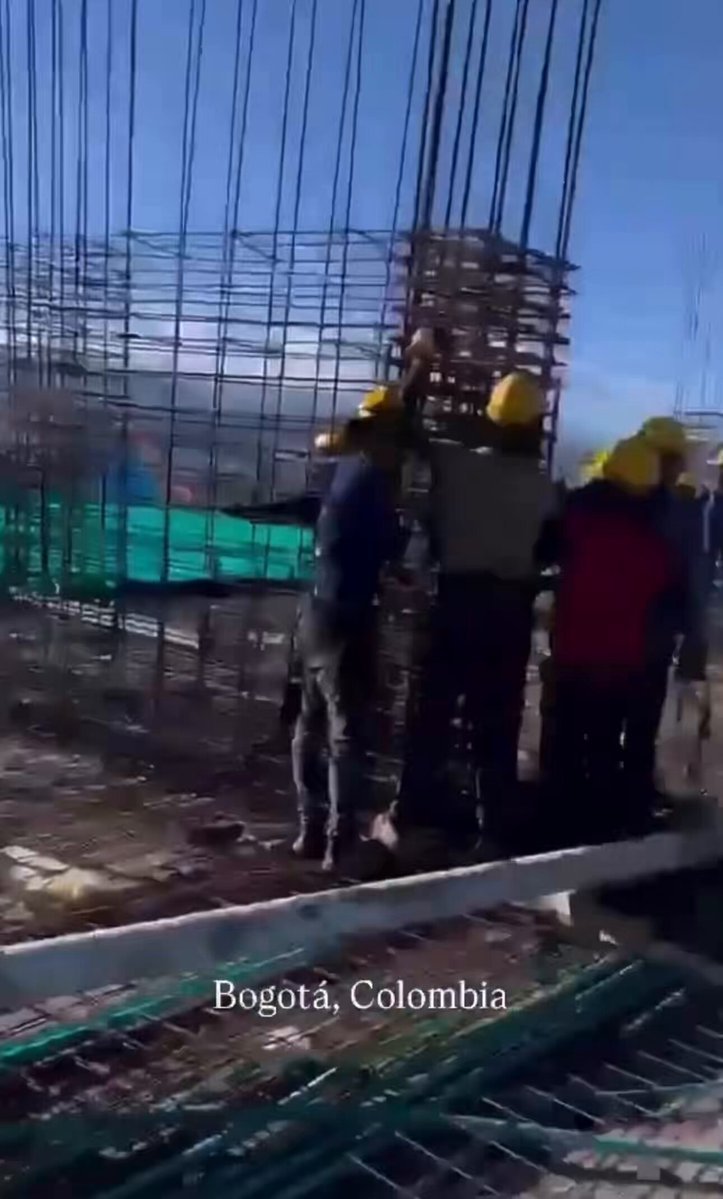 Des ouvriers du bâtiment colombiens prient Dieu alors qu'ils se tiennent au dernier étage d'un immeuble en…