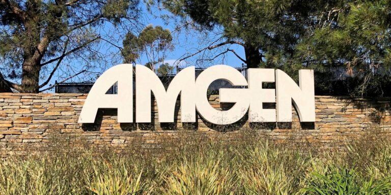 Amgen relève ses perspectives concernant de fortes ventes de médicaments, afin de mettre fin au développement précoce d'un traitement contre l'obésité