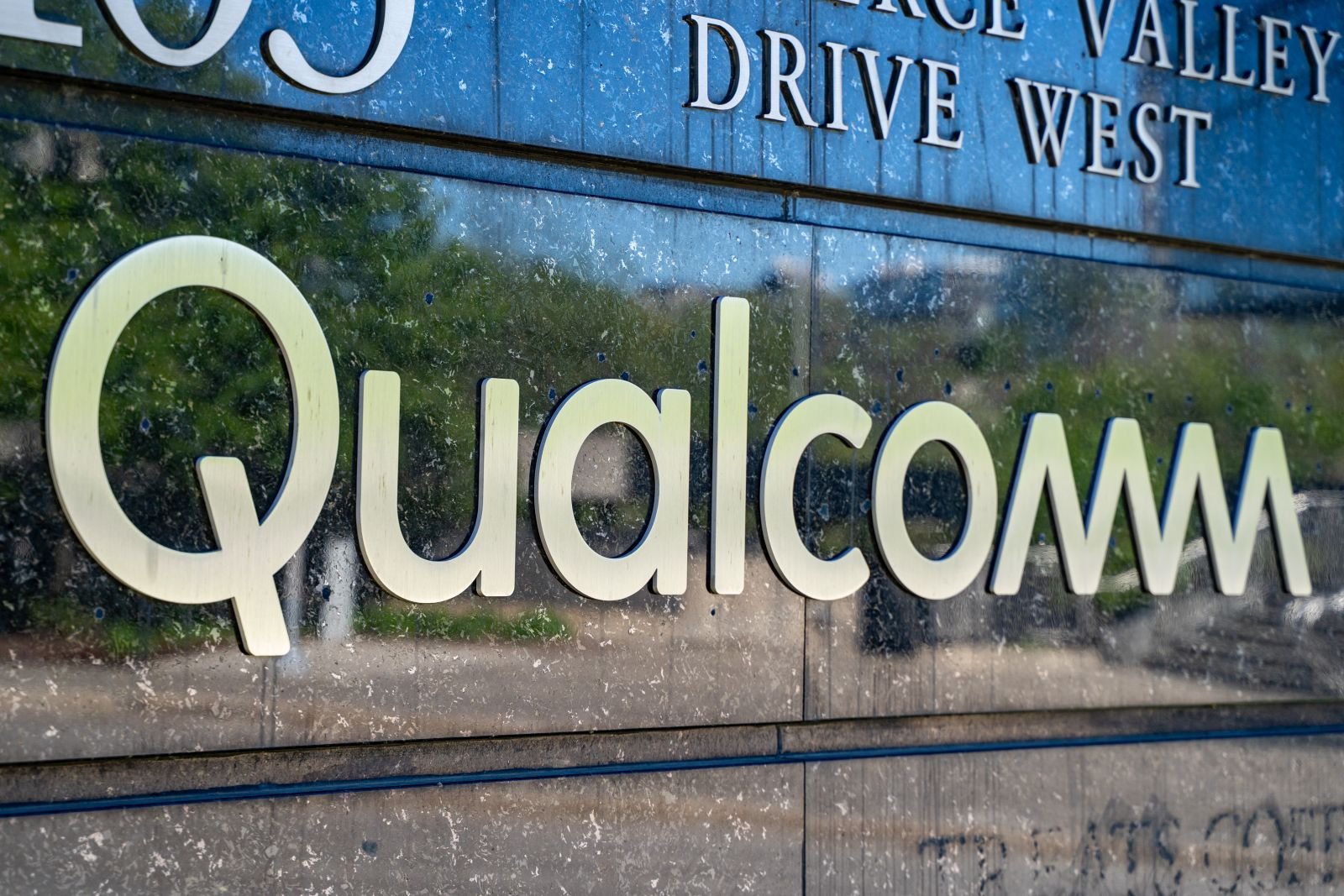 Pourquoi les investisseurs ne devraient pas subir la baisse des revenus des combinés de Qualcomm, selon les experts