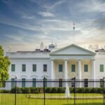 Un ancien opérateur de téléprompteur de la Maison Blanche condamné à payer 172 000 $ pour des transactions sur le marché des prédictions