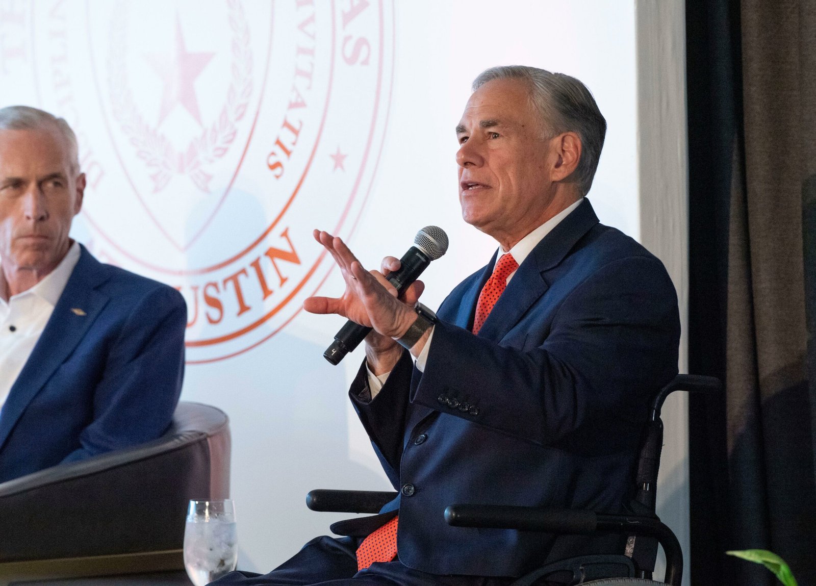 Le gouverneur du Texas, Greg Abbott, arrête le financement de l'État pour les caméras de surveillance Flock