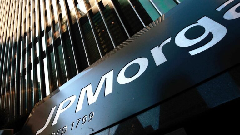 JPMorgan prédit jusqu'à 8 milliards de dollars d'entrées d'ETF XRP pour la première année. Voici pourquoi les entrées sont bloquées à 1,5 milliard de dollars