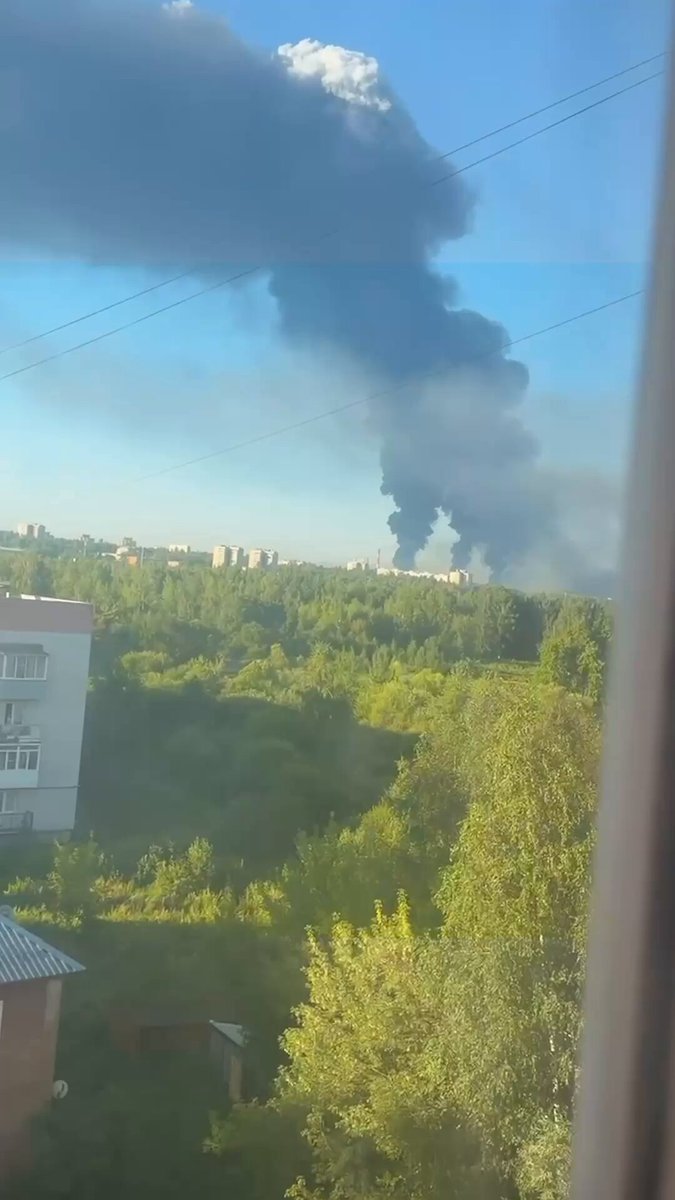 Une autre raffinerie de pétrole russe est en feu après des frappes de drones ukrainiens.