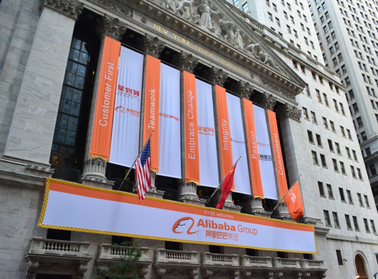 Les actions d'Alibaba ont chuté suite à une augmentation de 10 milliards de dollars de l'IA. Les initiés ont vu une opportunité d'achat