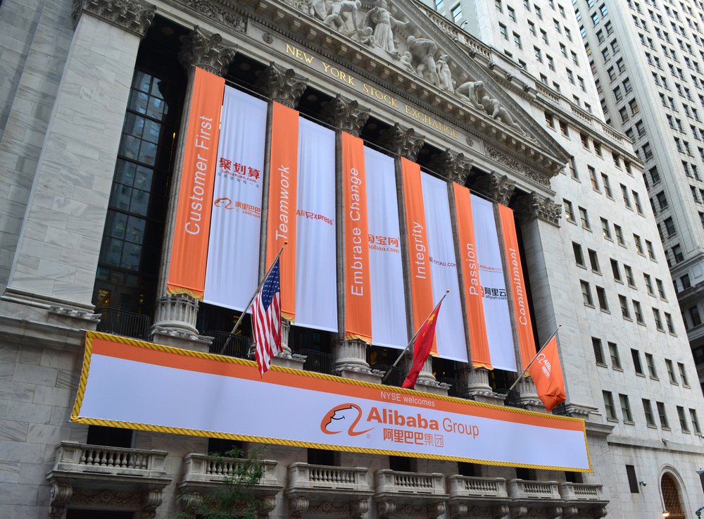 Les actions d'Alibaba ont chuté suite à une augmentation de 10 milliards de dollars de l'IA. Les initiés ont vu une opportunité d'achat