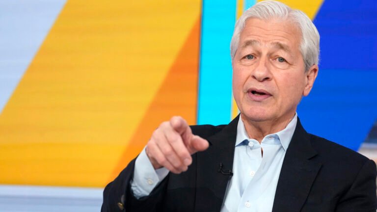 Le père de Jamie Dimon lui a remis des rapports annuels lorsqu'il était enfant et lui a fait jouer à ce jeu « brutalement dur » qui a façonné sa vie