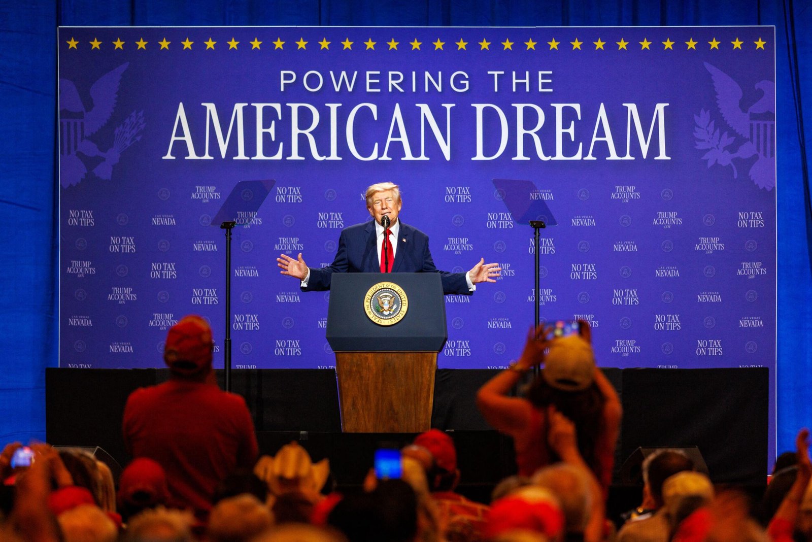 Le président Trump met en avant l’économie et les réductions d’impôts lors de sa visite à Las Vegas