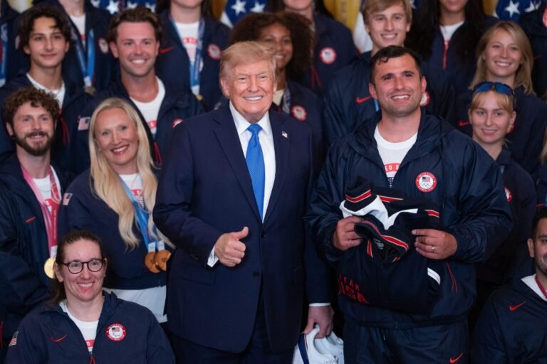 Le président Trump rend hommage aux athlètes américains des Jeux olympiques et paralympiques d’hiver à la Maison Blanche