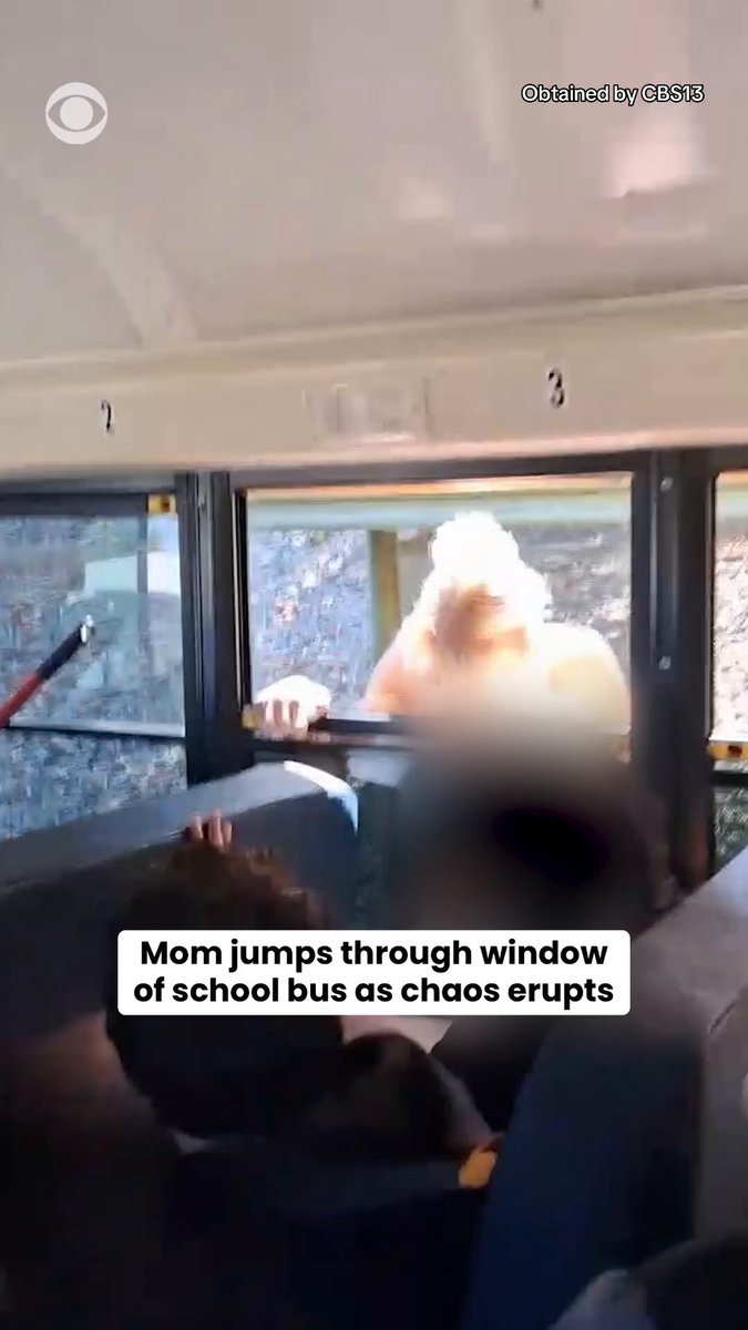 Une mère californienne a été arrêtée après avoir prétendument brisé une vitre d'autobus scolaire pour…