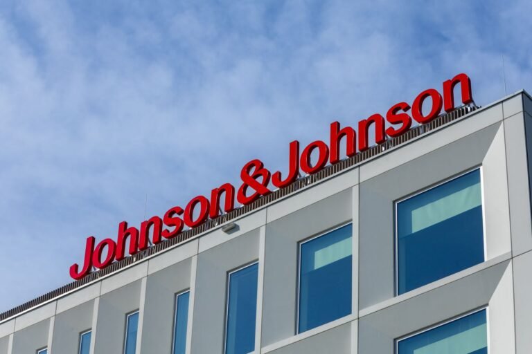 Johnson & Johnson Stock : JNJ surperforme-t-il le secteur des biens de consommation de base ?