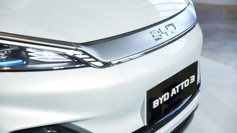Tesla Rival BYD accélère ses ventes sur la demande étrangère et la recharge flash