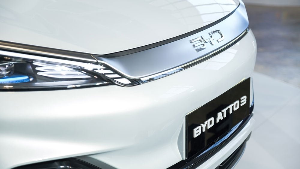Tesla Rival BYD accélère ses ventes sur la demande étrangère et la recharge flash