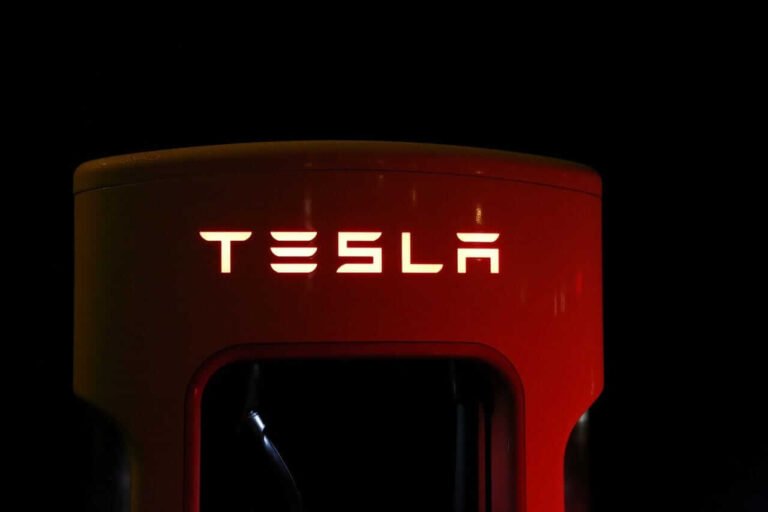 Tesla vient de tuer son toit solaire après des années de lutte pour évoluer. Ce que cela signifie pour les actions TSLA.