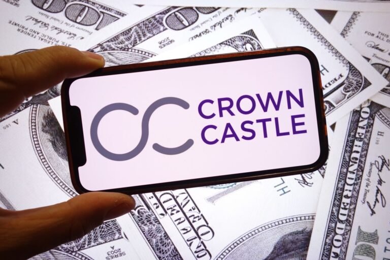 Quel est le cours cible des analystes de Wall Street pour les actions de Crown Castle ?