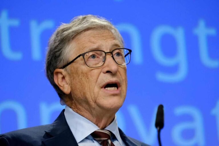 Bill Gates déclare que « nous avons besoin de temps pour nous préparer » à un bouleversement économique – en particulier le remplacement des travailleurs à 20 dollars de l’heure par des robots à 10 dollars de l’heure