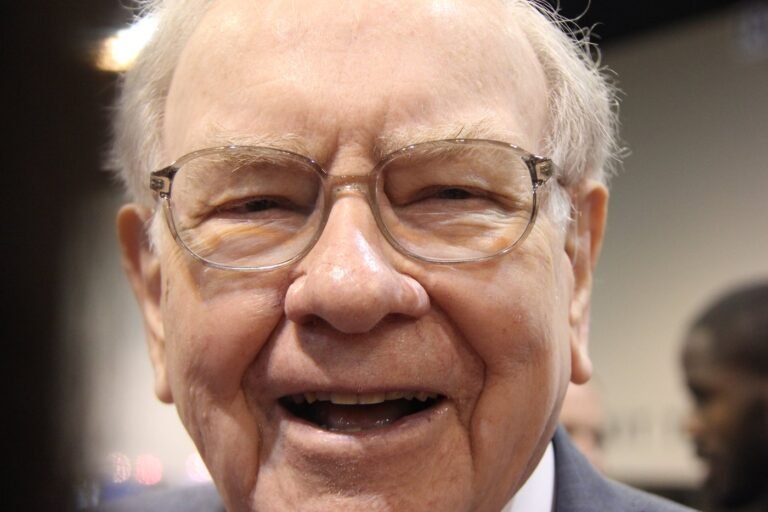 La première grosse affaire de Greg Abel en tant que PDG de Berkshire était un pari de 6,8 milliards de dollars sur le constructeur d'habitations Taylor Morrison, Buffett louant l'exécution d'Abel