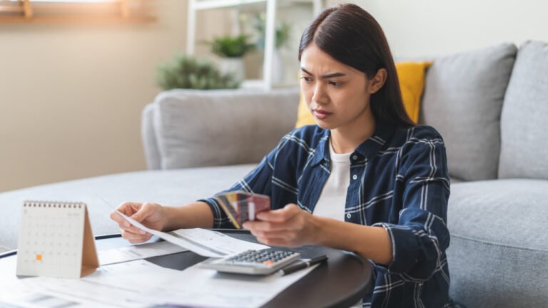 Les experts disent que consacrer chaque dollar à 35 000 $ de dettes de carte de crédit pourrait se retourner contre vous – voici une autre approche