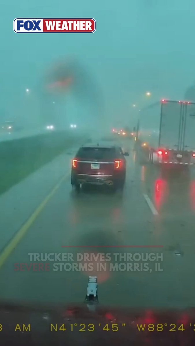 Alors que de violents orages frappaient certaines parties du Midwest, un camionneur a capturé une vidéo à…