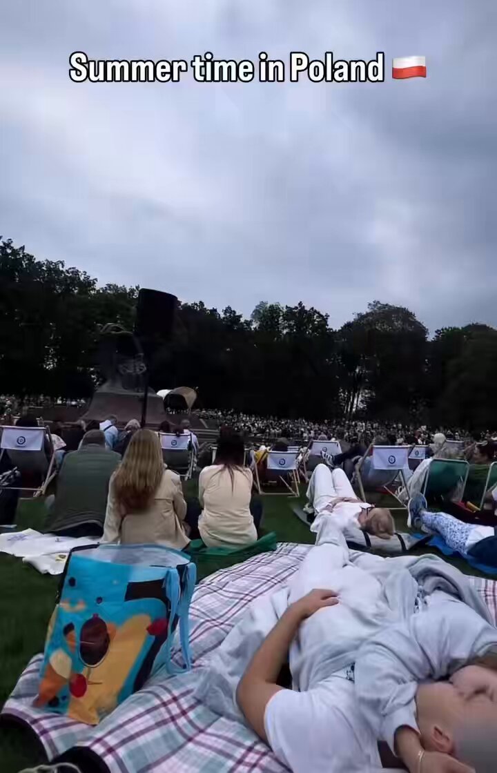 Un autre dimanche d'été à Varsovie… Depuis 7 décennies, des concerts gratuits de musique Chopin sont…