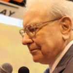 Warren Buffett a mis en garde contre la bulle Internet. Aujourd’hui, le marché boursier émet le même signal d’avertissement.
