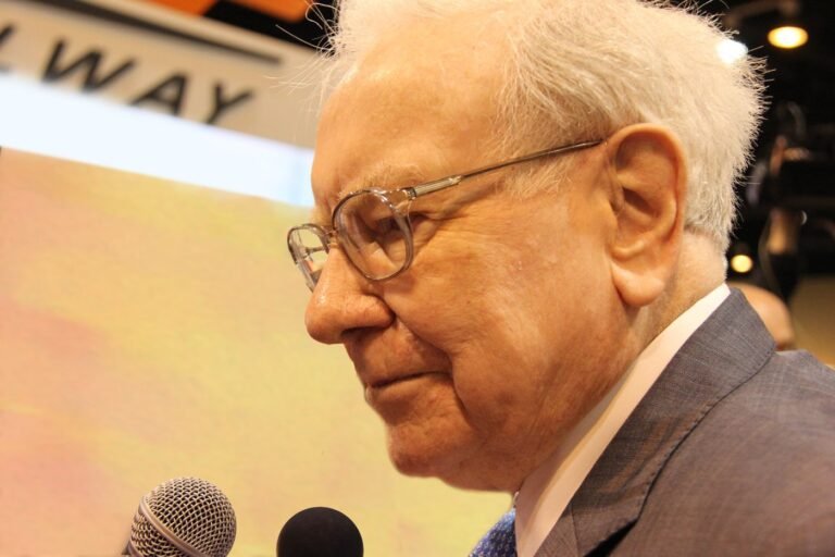Warren Buffett a mis en garde contre la bulle Internet. Aujourd’hui, le marché boursier émet le même signal d’avertissement.