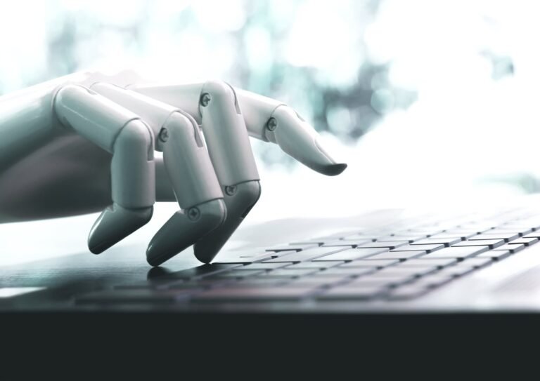 Elle a demandé à un chatbot IA quand réclamer la sécurité sociale. Cela semblait certain, et c'était faux.