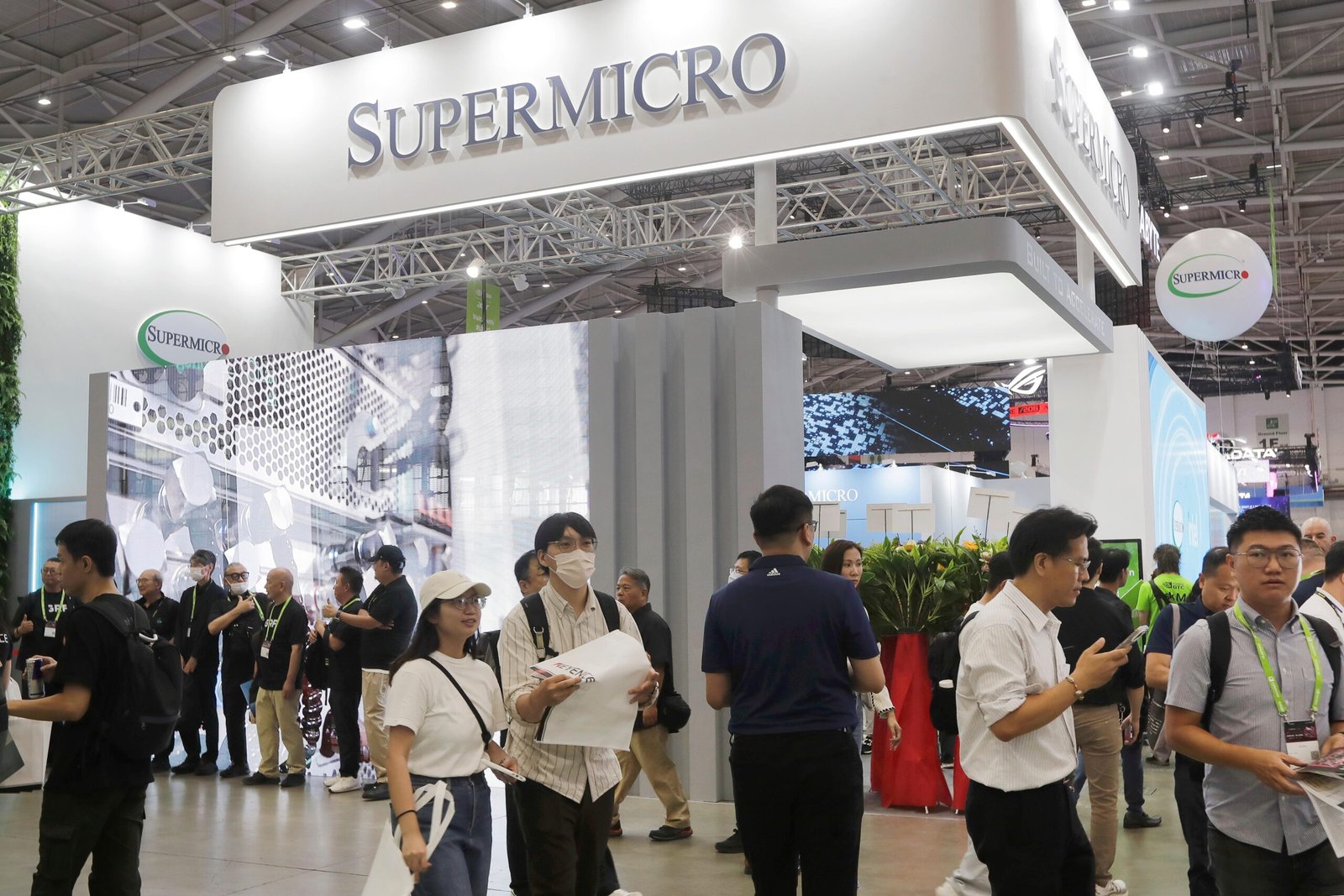Les actions d'infrastructure d'IA bondissent après les solides bénéfices de CoreWeave et Supermicro