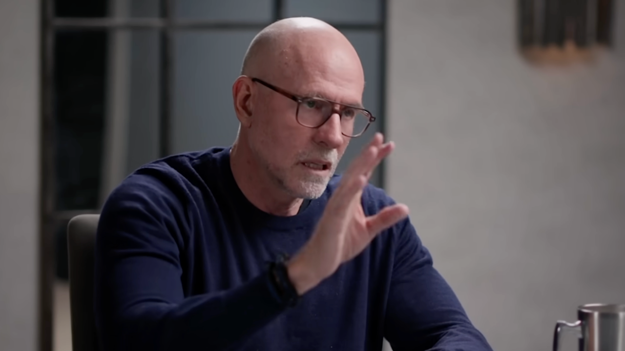 Scott Galloway a prévenu que le marché boursier américain pourrait s'effondrer d'ici 24 mois grâce à l'IA. Protégez votre pécule tant que vous le pouvez