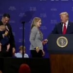 "Je ne veux pas qu'il soit Biden et qu'il tombe de cette scène." Le président Trump empêche un jeune…