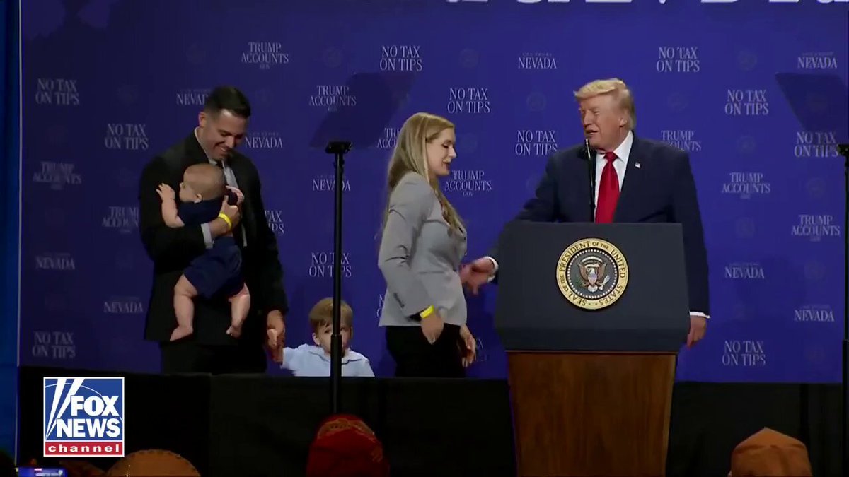 "Je ne veux pas qu'il soit Biden et qu'il tombe de cette scène." Le président Trump empêche un jeune…