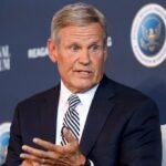 Le gouverneur du Parti républicain soutient un candidat qui défie le membre du Congrès soutenu par Trump lors des primaires républicaines à la Chambre des représentants des États-Unis
