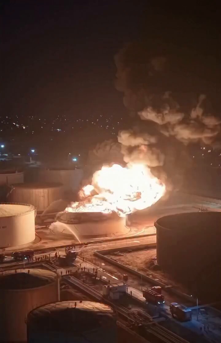 Des drones inconnus ont frappé ce soir la raffinerie de Zawiya en Libye.