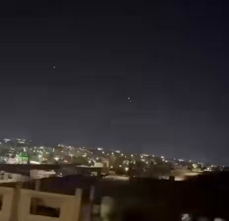 Images d'un système américain Patriot SAM engageant de nombreux missiles balistiques iraniens entrants…