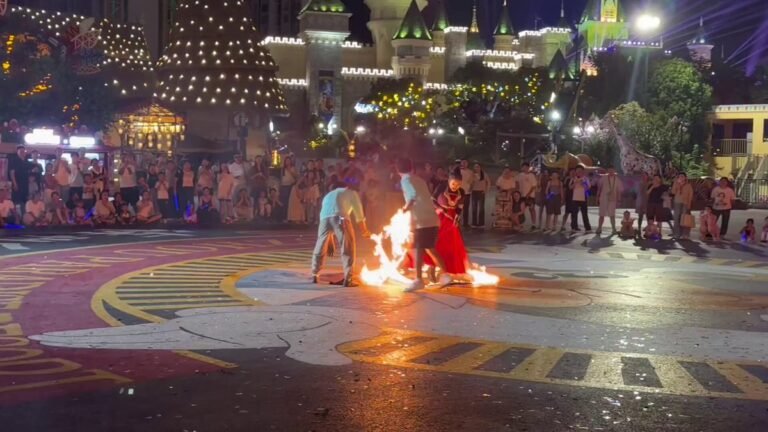 Un festival de flammes à Jiangsu, en Chine, a pris une tournure effrayante lorsqu'un artiste a pris feu et…