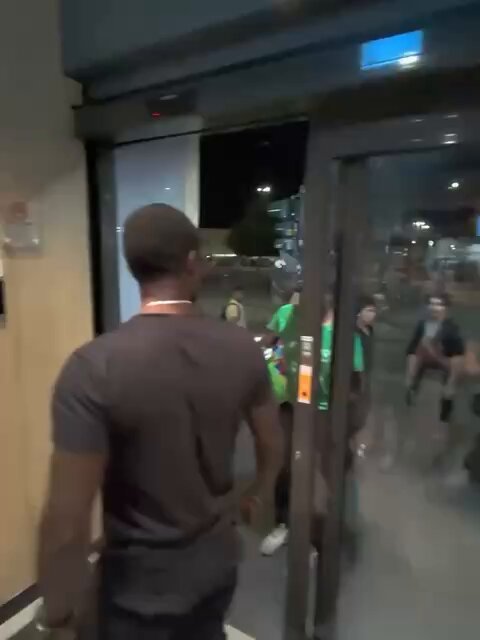 🇮🇹 Un McDonald's en Italie a embauché des agents de sécurité migrants pour lutter contre les pickpockets…