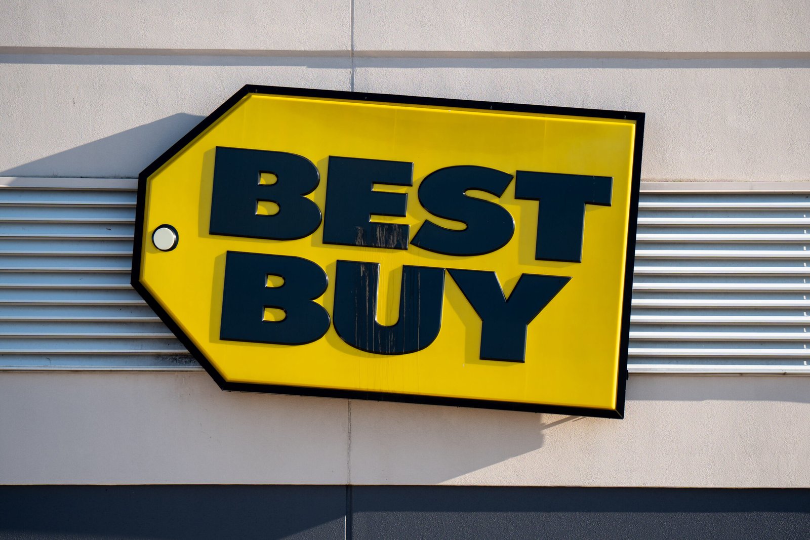 Best Buy dépasse les bénéfices du deuxième trimestre dans tous les domaines et relève ses perspectives malgré la puissance informatique