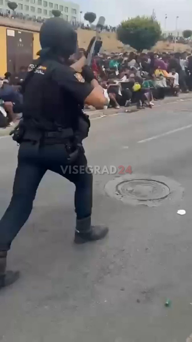 La police 🇪🇸 espagnole a tiré des coups de semonce alors qu'elle intervenait dans la région de Loma…
