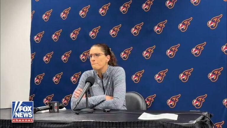L'entraîneur d'Indiana Fever, Stephanie White, intervient dans le débat sur les athlètes transgenres suite…