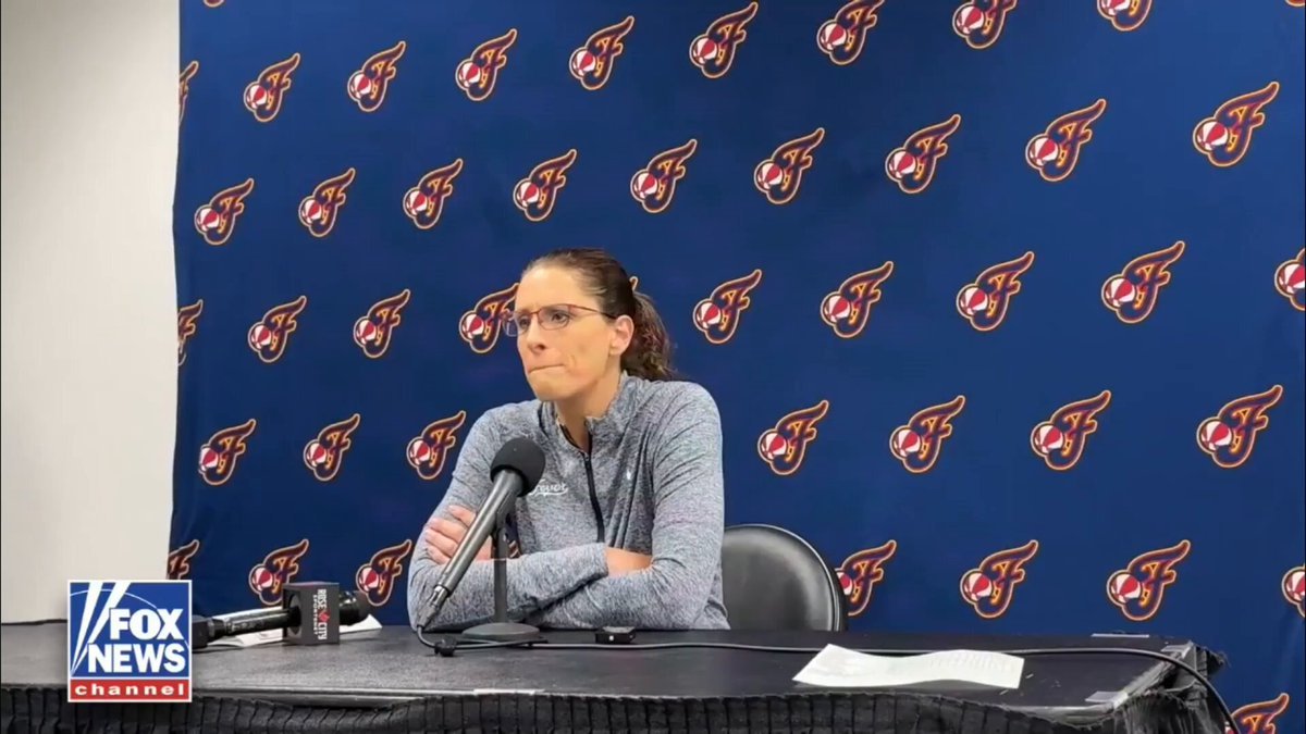 L'entraîneur d'Indiana Fever, Stephanie White, intervient dans le débat sur les athlètes transgenres suite…