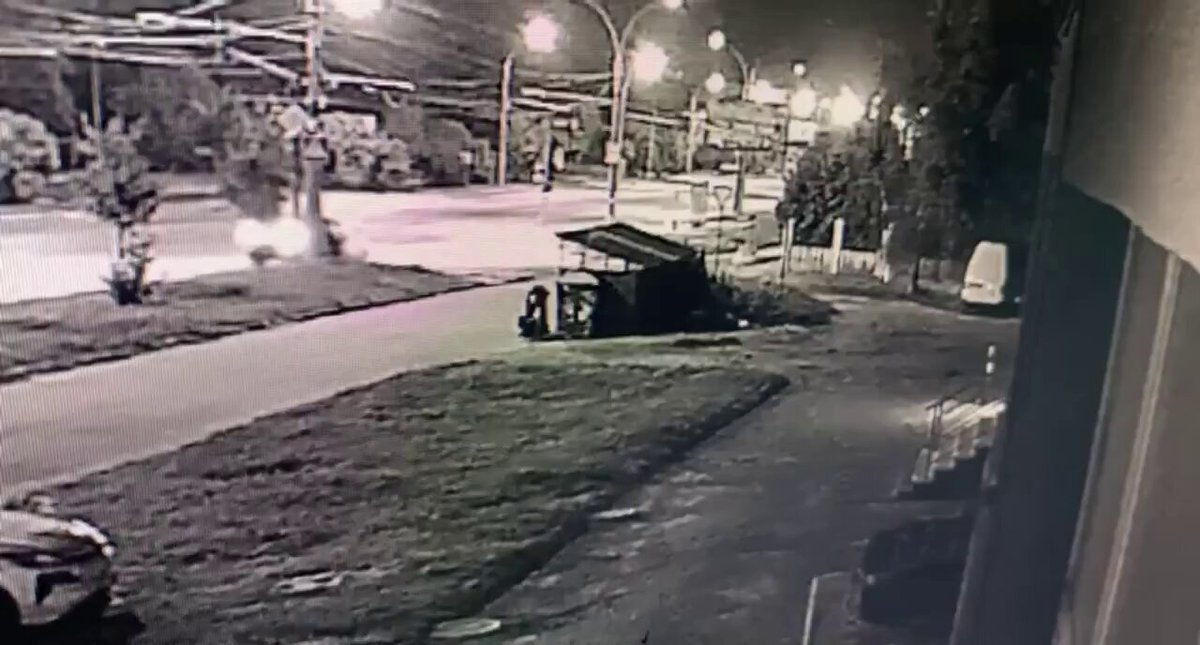 Un drone russe FPV a poursuivi et frappé un civil dans une rue de Soumy, en Ukraine.