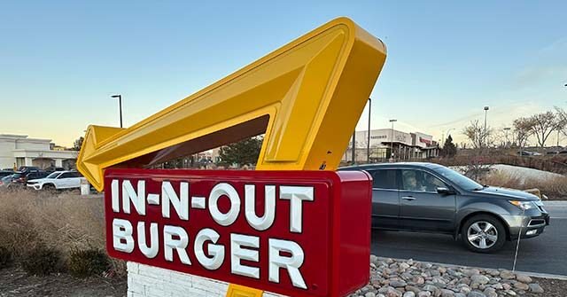 Rapports : Un bon gars avec une arme à feu riposte sur l'attaquant In-N-Out