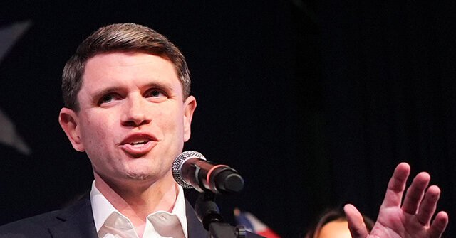 James Talarico, candidat démocrate au Sénat du Texas, fait campagne pour augmenter les impôts